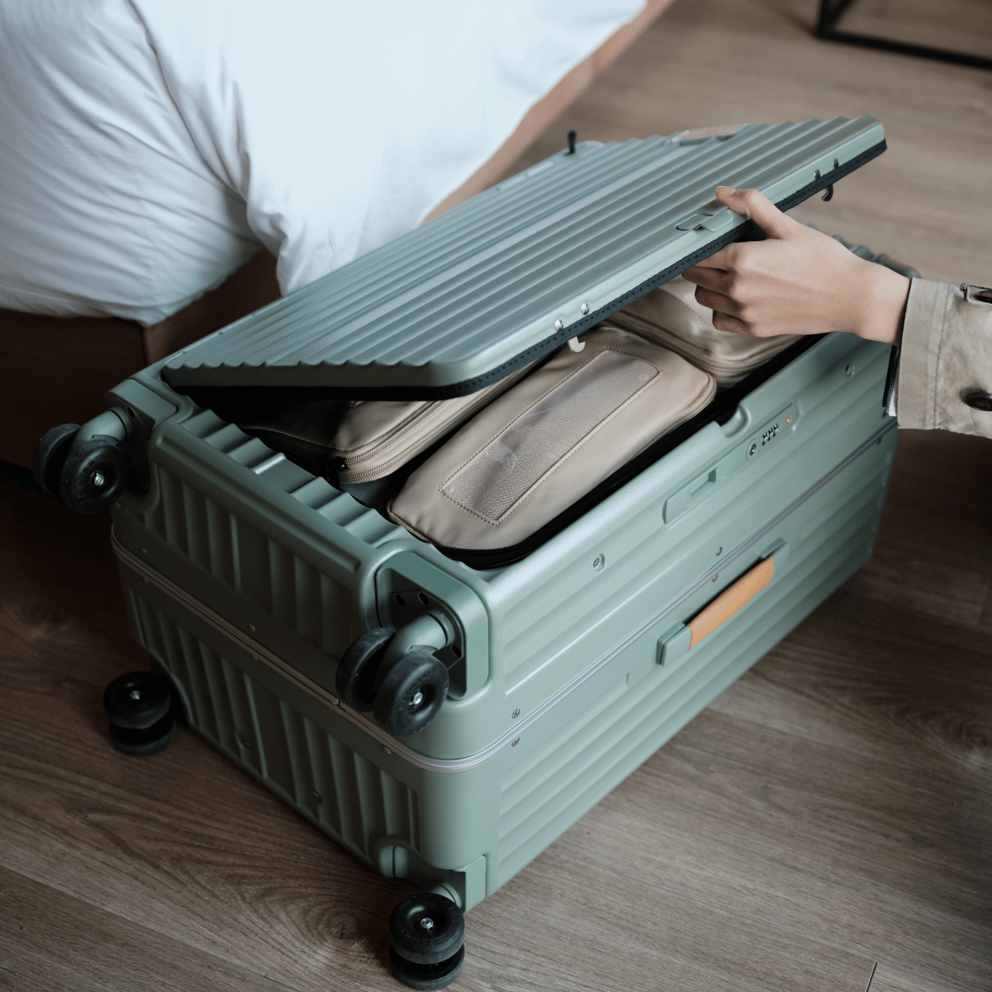 Zipperless Luggage